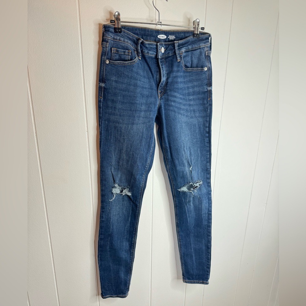 Ripped knee jeans